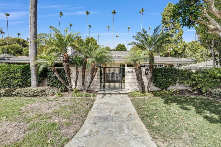 Building Photo - 1070 Granville Dr