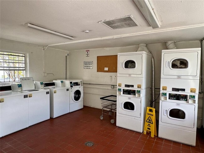 Building Photo - 9205 Tudor Dr