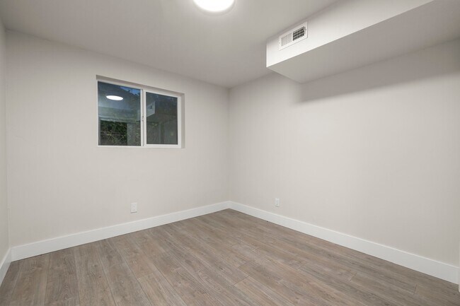 Building Photo - 450 Scenic Dr