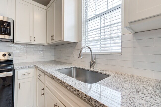 Building Photo - Charming & Private Fully Remodeled Studio Backhouse!