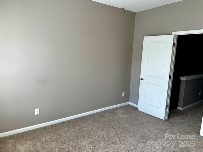 Building Photo - 15808 Sharon Dale Dr