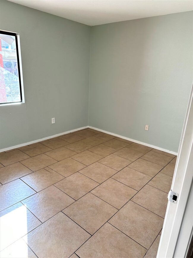 Building Photo - 2 bed 2 bath downstairs condo Gated commun...