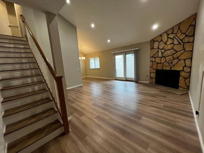 Building Photo - 2 Bedroom 1.5 Bath Townhouse Condo for Rent in the Heart of Monrovia