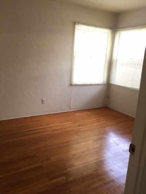 Building Photo - 2 bedroom 1 bath house for rent in Talmadge!