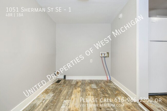 Building Photo - Available Now | 4 Bedroom 1 Bath Lower Lev...