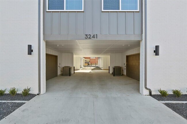Building Photo - 3241 Rosedale Ave