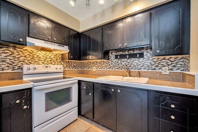 Building Photo - Beautiful Capital Gardens 2 bedroom Condo ...