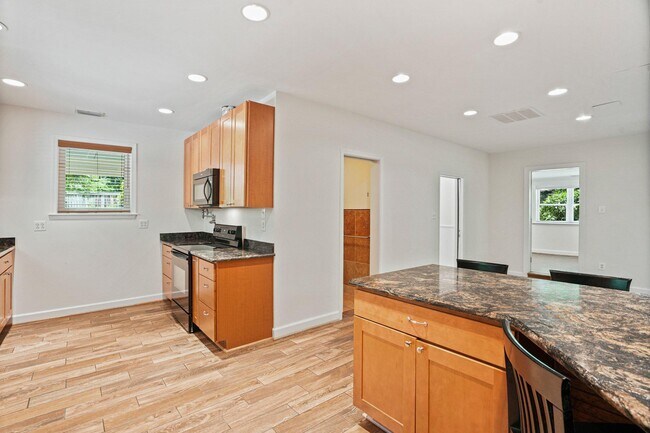 Building Photo - 7712 Dolly Dr