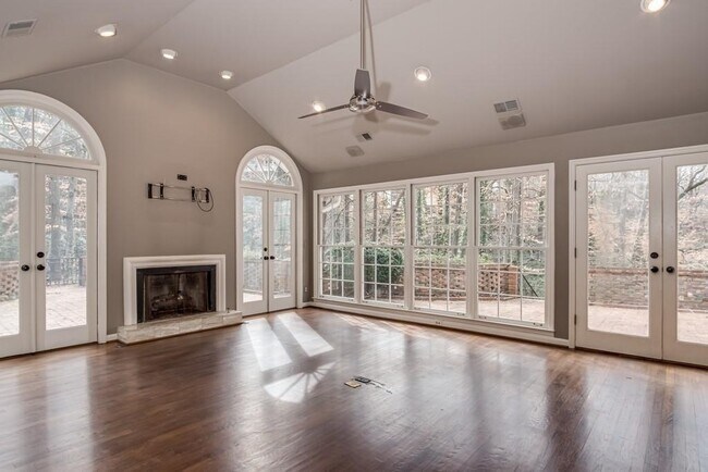 Building Photo - 4601 Club Cir NE