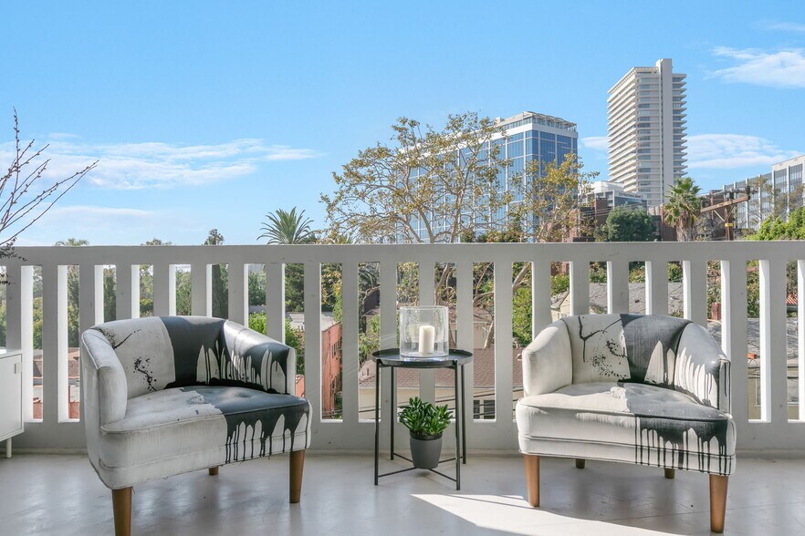 Building Photo - 999 N Doheny Dr