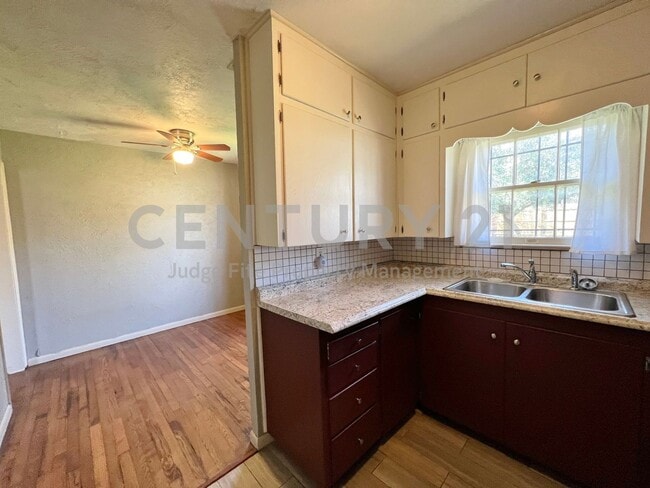 Building Photo - Cute 2/1/1 in Fort Worth Ready For Move-In!