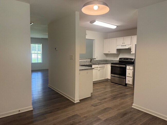 Building Photo - Three Bedroom Townhouse in Sherrills Ford with Bonus Room