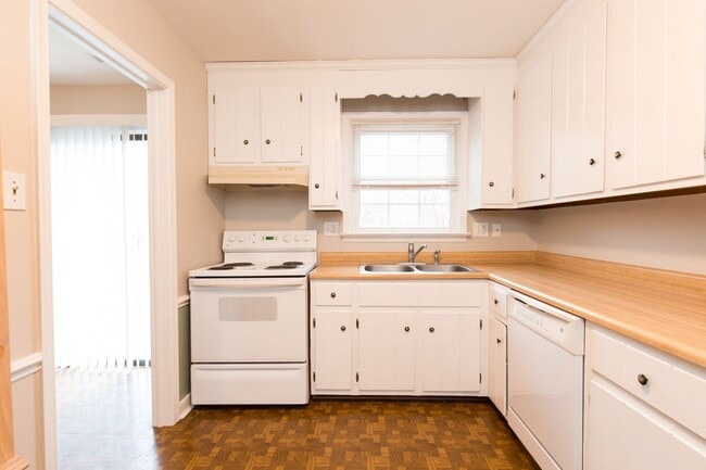 Building Photo - Wonderful Westend Townhome