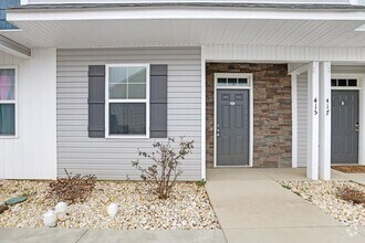 Building Photo - Large 3 story townhome near beach with com...