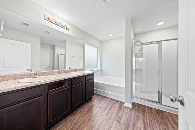 Building Photo - Redstone Commons 4bed/2bath Available Now!