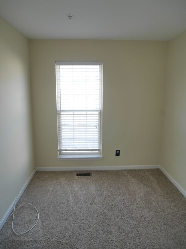 Building Photo - Spacious Townhome- Glen Burnie, MD *PET FR...