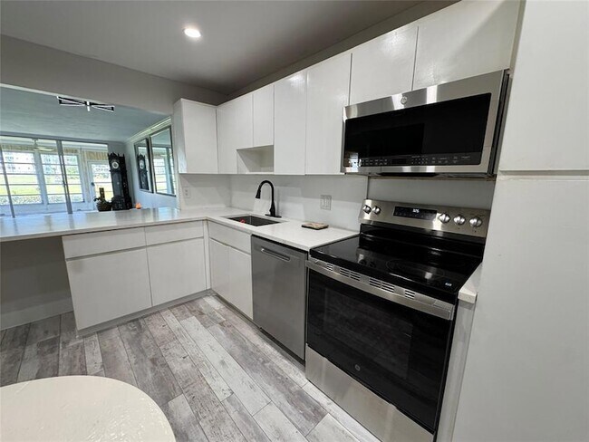 Building Photo - 2601 S Palm Aire Dr