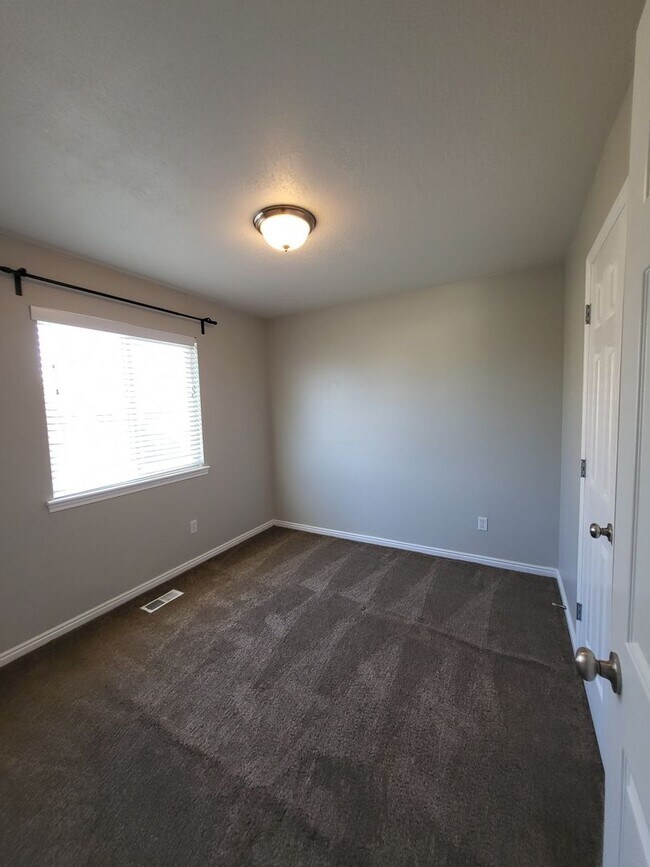 Building Photo - Large Pleasant Grove Home