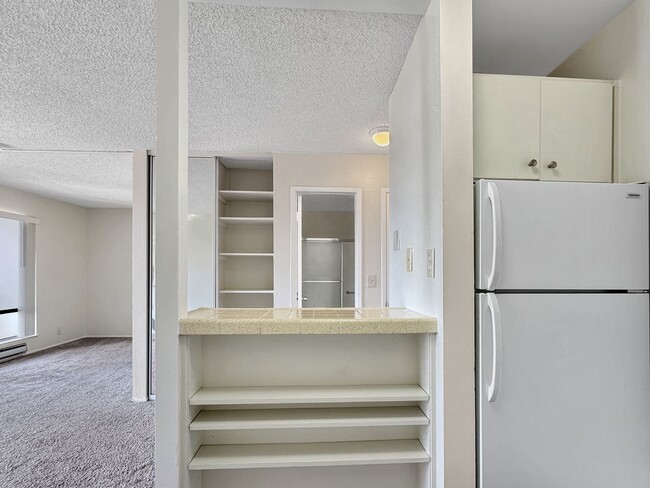 Building Photo - Sunny 3rd floor condo with parking in Wate...