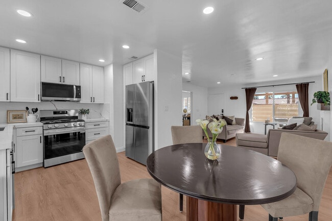 Building Photo - 75250 Vista Huerto