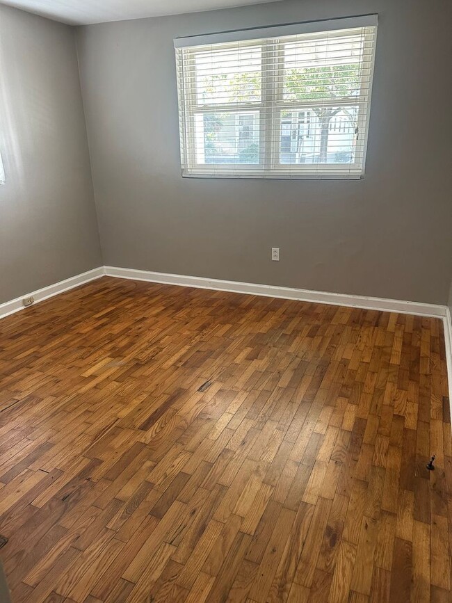 Building Photo - 414 E Park Ave