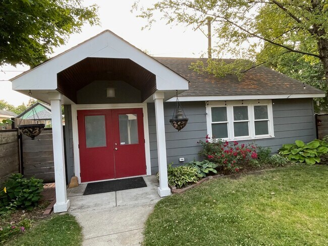 Building Photo - 831 Hayes Ave