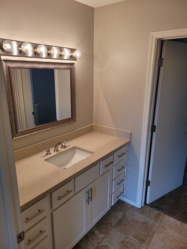 Building Photo - Updated 2/2 condo with 2 master bedrooms!