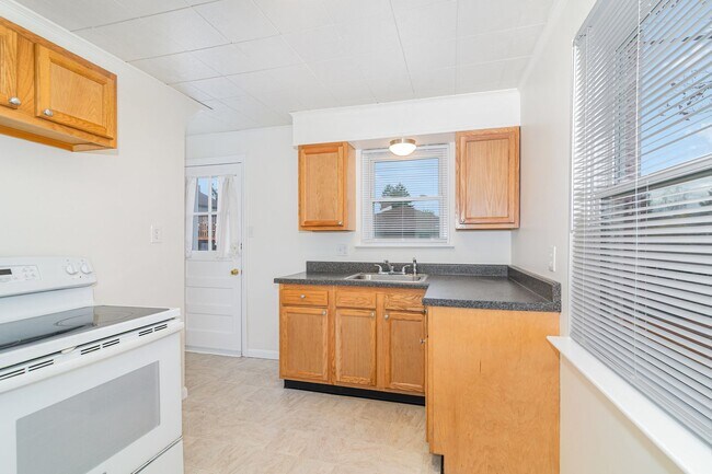 Building Photo - Charming 2BR Cape Cod