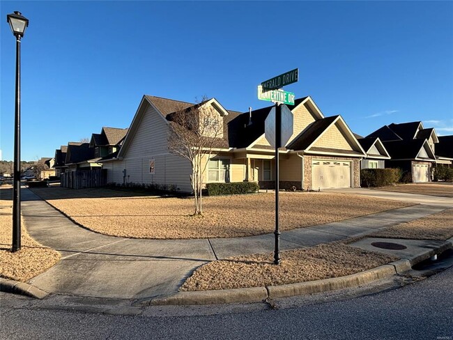 Building Photo - 3 Travertine Dr