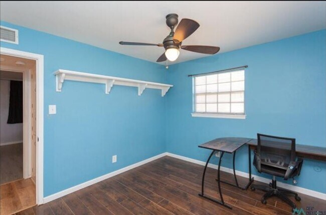 Building Photo - 1403 W Bonita Dr