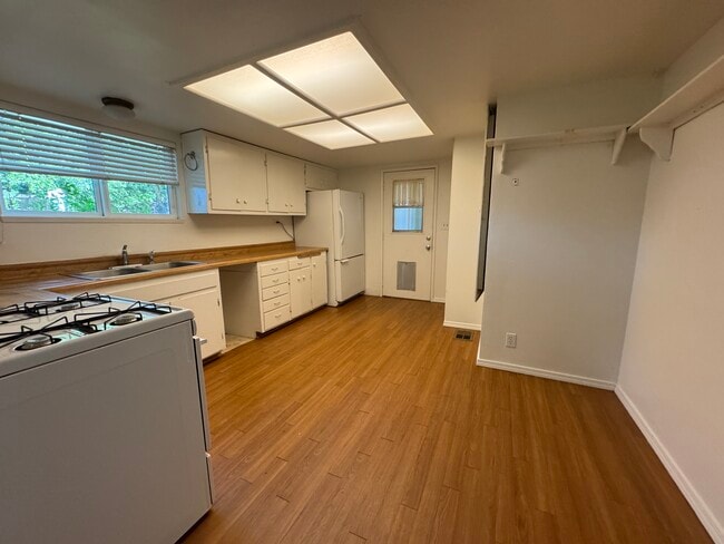 Building Photo - 9502 Yerba Buena Ave