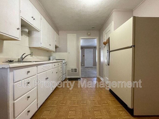 Building Photo - 208 9th St N