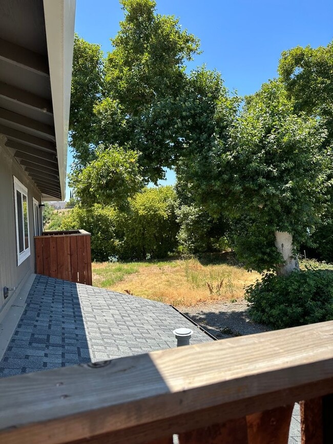 Building Photo - 835 Lakeside Dr