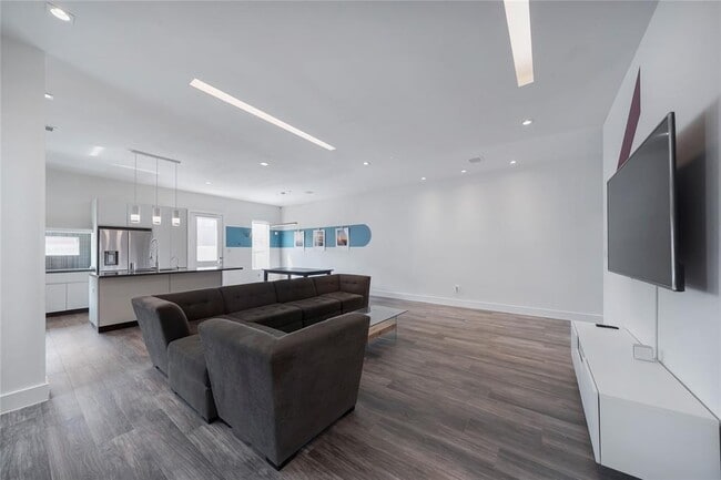 Building Photo - 5509 Paraiso Pl