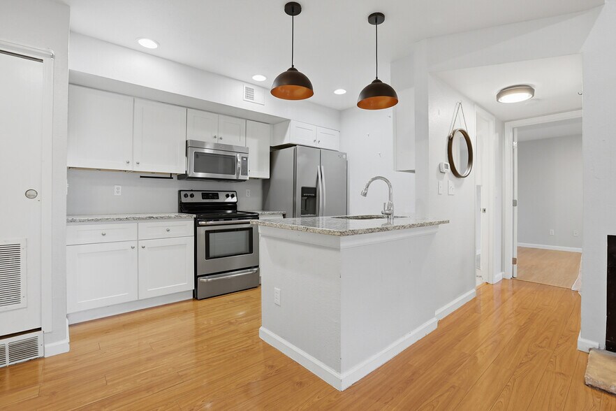 Building Photo - 8327 S Upham Way