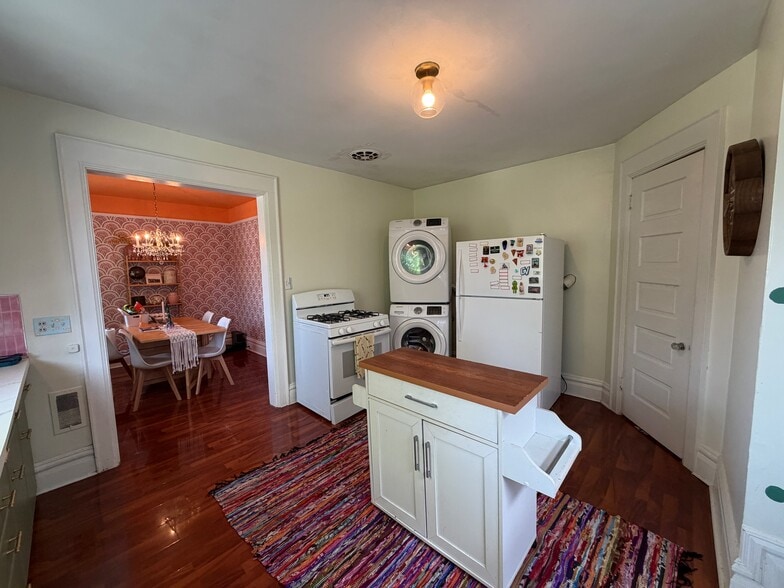 Kitchen - 610 Parkwood St NE