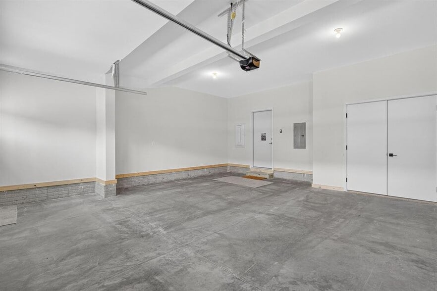 Building Photo - 933 Prime St