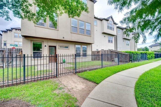 Building Photo - 2710 Shadybrook Meadow Dr