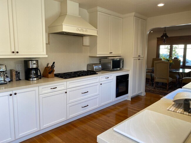 Building Photo - FLEXIBLE FULLY FURNISHED Point Loma Home! AC! All Utilities Included!