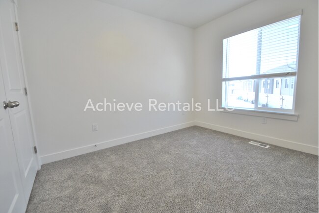 Building Photo - Beautiful 3 Bed Townhome in Nibley with pool!