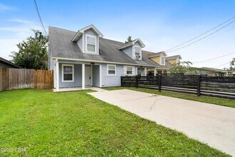 Building Photo - 3 Bedroom / 2 Bath Townhome