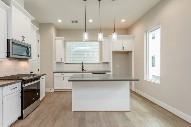 Building Photo - 1439 W 25th St