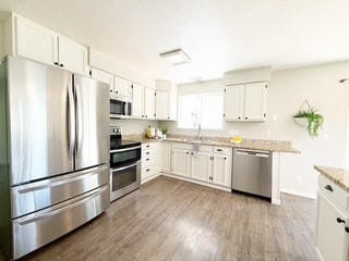 Building Photo - 450 NE Riverhill Dr