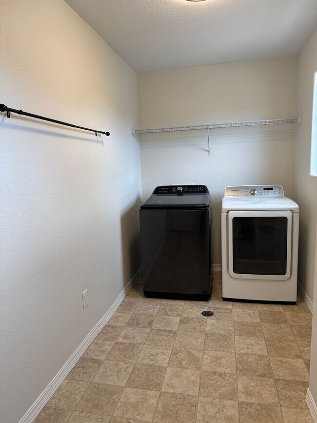 Building Photo - Everything you need! 3 bed/2.5 bath, 2-car garage