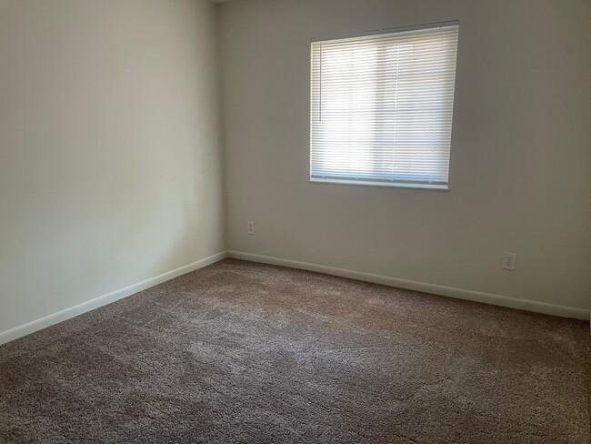 Building Photo - Newly Updated 3 bedroom apartment