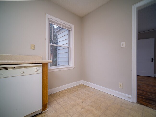 Building Photo - "Charming 3-Bedroom Home with Gleaming Hardwood Floors & 2 Full Baths in Prime Charlotte Location!"
