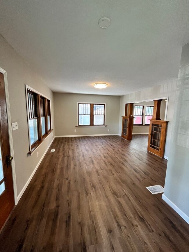 Building Photo - Charming 3 bedroom, 2 bathroom home in the heart of Des Moines, IA