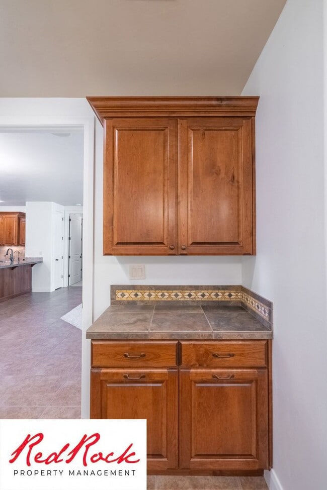 Building Photo - Remarkable 3 Bedroom Condo Next to Sunbroo...