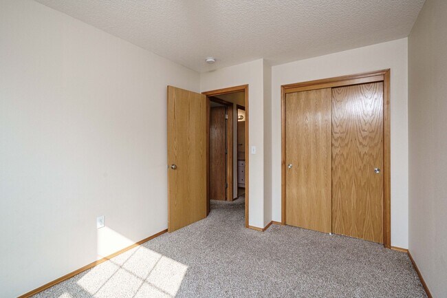 Building Photo - 3 bedroom 2.5 Bath - On Dead End Street - Low Maintenance Fenced Yard - Community Center with Swi...