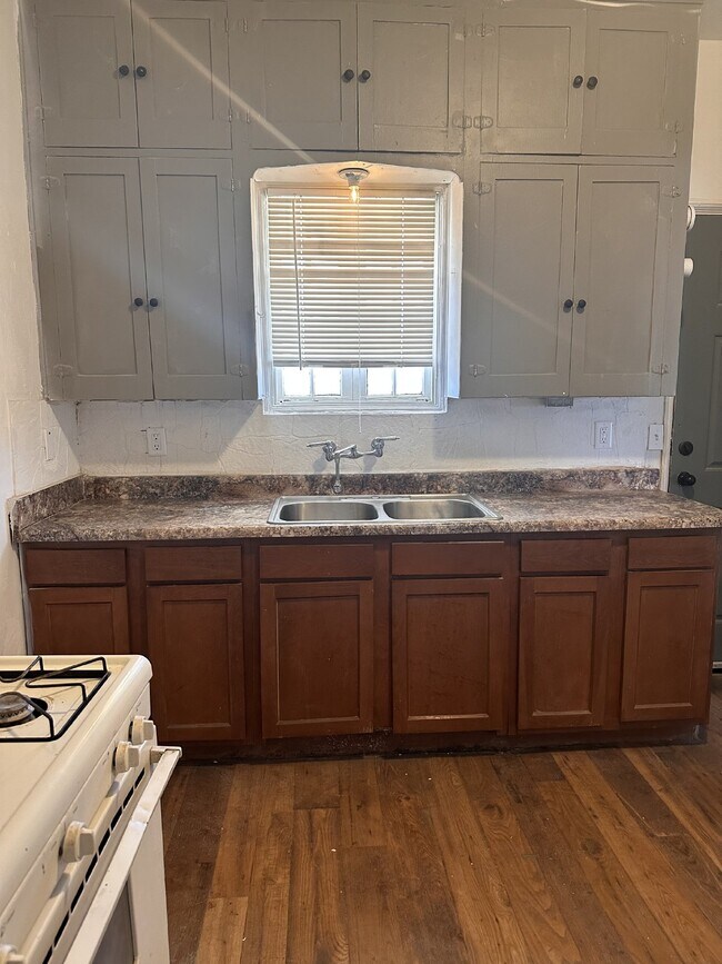 Building Photo - Delightful and Cozy 3bdrm 1bath Home For R...